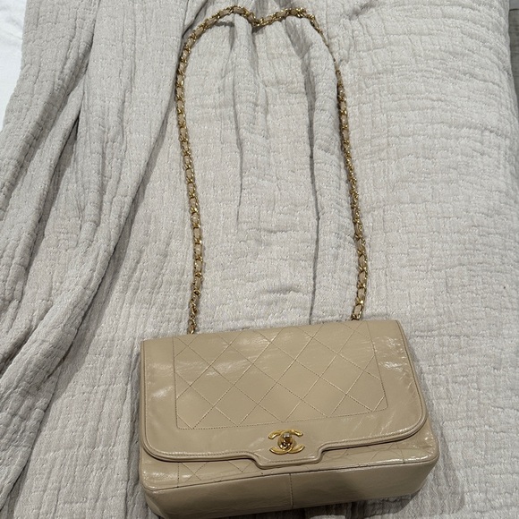 CHANEL Beige Quilted Shoulder Bag with Gold Chain - Picture 1 of 16